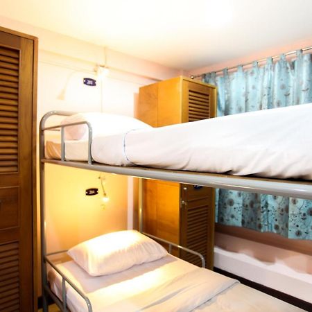 Hostel 8 Sukhumvit Soi 8 Bangkok Ngoại thất bức ảnh
