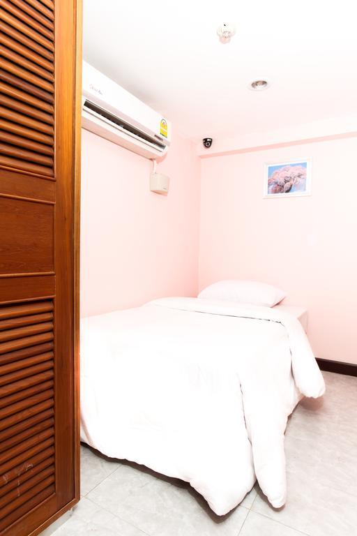 Hostel 8 Sukhumvit Soi 8 Bangkok Ngoại thất bức ảnh